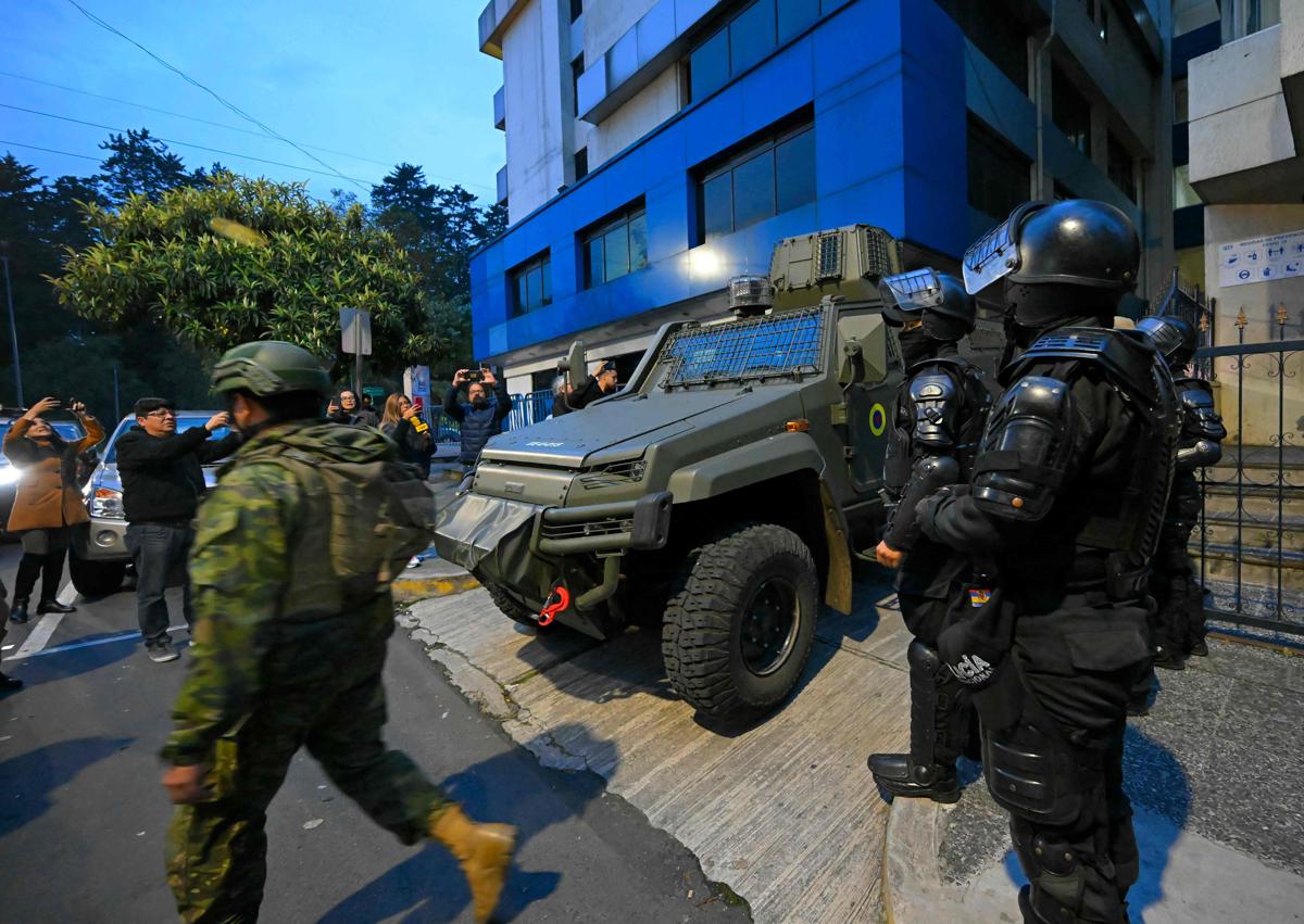 Imagen secundaria 1 — Diferentes momentos de la operación de Ecuador en la Embajada de México.
